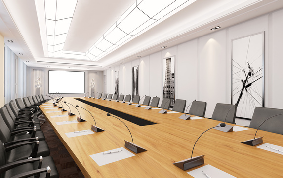 Konferenzraum mit Tisch und Stühlen Großer Konferenzraum mit Tisch und Stühlen für den Vorstand eines Unternehmens